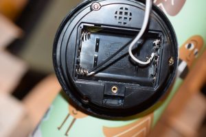 Andra änden av matningen. Man kan hoppa över batterihållaren, men bakstycket håller ihop högtalaren så detta var enklast.